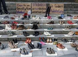 Jedes Paar Schuhe vor dem Eingang zum Landtag steht für einen Mord an einer Frau in Schleswig-Holstein.