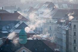 Unterhändler des Europaparlaments und der EU-Staaten haben sich im Kampf gegen den Klimawandel auf strengere Anforderungen an die Energieeffizienz von Gebäuden geeinigt.