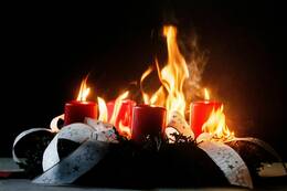In der Advent- und Weihnachtszeit kann durch brennende Kerzen auch schnell mal ein Feuer entstehen.