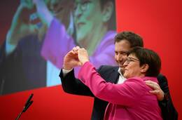 Bleiben an der Spitze der Partei: Lars Klingbeil und Saskia Esken nach ihrer Wiederwahl.
