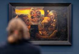 Eine Frau betrachtet das Bild „Bergriesen“ von Emil Nolde, aus der 68. Jahresausstellung „Phantasien - Ausflüge ins Traumhafte“ der Nolde-Stiftung in Neukirchen-Seebüll.