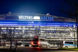 Die Veltins Arena auf Schalke bei Dunkelheit, die Polizei mit Kräften vor dem Stadion beim Revierderby.