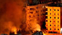 Flammen und Rauch steigen aus Gebäuden auf, die von israelischen Luftangriffen in einem südlichen Vorort von Beirut getroffen wurden.