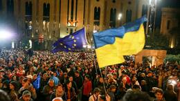 Zu Tausenden protestieren Anhänger der proeuropäischen Opposition in Georgien gegen das offiziell verkündete Ergebnis nach der Parlamentswahl.