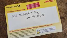 Der Empfänger eines DHL-Pakets erhielt einen wirren Zettel seines Boten – Facebook-Nutzer berichteten von ähnlichen Geschichten.