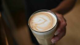 Von Zubereitung bis Geschmack: Wie gut sind Cappuccino und Espresso aus dem Kaffeevollautomaten? Die Stiftung Warentest hat zwölf Maschinen unter die Lupe genommen.