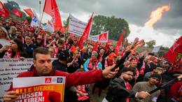 Bereits zur ersten Tarifrunde bei VW protestierten im September Tausende Metaller in Hannover vor dem Verhandlungssaal. (Archivbild)