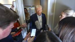 US-Präsident Donald Trump an Board der Air Force One, umringt von Presseleuten über die Situation im Gazastreifen.