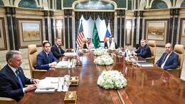Die amerikanische Delegation um Außenminister Marco Rubio (2.v.li.) und die russische Gesandtschaft um Außenminister Sergej Lawrow verhandeln in Saudi-Arabien miteinander.