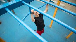 Wie komme ich jetzt da hoch? Um Klimmzüge zu schaffen, müssen Hobby-Sportlerinnen und -Sportler erst einmal Kraft aufbauen.