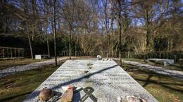 Auf dem Friedhof in Haltern erinnert ein symbolisches Klassenzimmer an die Spanischaustausch-Gruppe. Die Namen der Toten stehen auf dem Lehrerpult.