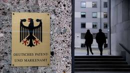 Der Haupteingang des deutschen Patent-und Markenamts in München. Die deutsche Wirtschaft hat ihren Rückstand bei den Patentanmeldungen in digitalen Schlüsseltechnologien etwas verkleinert. (Foto: Archiv)