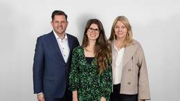 Von links nach rechts: Klosterfrau Head of Corporate Communications Andreas Drexler, Preisträgerin Dr. Natalia Hernandez-Pacheco und Juryvorsitzende Prof. Dr. Gesine Hansen. Bildhinweis: Sie können die Bilder in Verbindung mit unserem Pressematerial frei 