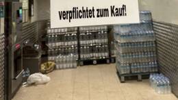 Eine Rewe-Filiale warnt seine Kunden mit diesem Schild. 