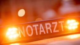 Ersten Erkenntnissen zufolge raste ein Lkw am frühen Morgen in ein Stauende und fuhr auf andere Fahrzeuge auf. (Symbolfoto).