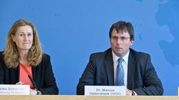 Silke Schneider und Marcus Optendrenk. Der Betrag der zusätzlichen Schulden kann sich laut Finanzministerin Schneider pro Jahr ändern.