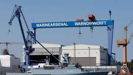 Die Warnowwerft in Rostock-Warnemünde ist seit 2022 einer von drei Standorten des Marinearsenals - dort werden Kriegsschiffe gewartet, repariert und gebaut. (Archivbild)