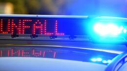 Der 19-jährige Fahrer starb an seinen schweren Verletzungen. (Symbolbild)