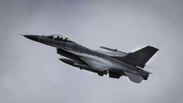 Ein F-16-Kampfjet der ukrainischen Luftwaffe im Flug.