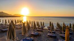 Italien ist ein beliebtes Urlaubsziel der Deutschen – doch bei der Auto-Anreise sollte man unbedingt die Mautgebühren einkalkulieren. (Symbolbild)