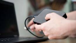 SSDs speichern Daten im Test deutlich schneller als USB-Sticks oder HDDs.