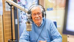 Carlo von Tiedemann im Hörfunkstudio von NDR Schlager