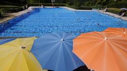 In der ersten Wochenhälfte ist Abkühlung im Schwimmbad dringend nötig. (Symbolbild)