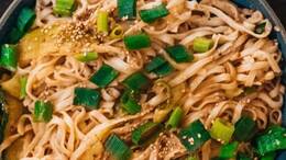 Udon-Nudeln mit Erdnusssoße 
