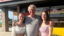 Goodbye Deutschland - Maik Bischoff mit seinen Töchtern Leah (links) und Xenia vor seinem Schnitzel-Restaurant: Auswanderer plagen Selbstzweifel.