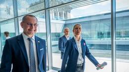 Die AfD-Chefs Tino Chrupalla (l.) und Alice Weidel können sich über einen spürbaren Anstieg ihrer Monatseinkünfte freuen. (Archivbild)