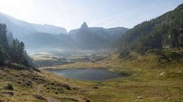 Speziell der Funtensee aber ist ein sogenannter Kaltluftsee. Vor einigen Jahren wurde an Heiligabend am hiesigen Ufer sogar -45,9 Grad gemessen! Gut, diese Temperatur wird im Sommer nicht erreicht, für Abkühlung sorgen aber allein schon die rund 1633 Höhe