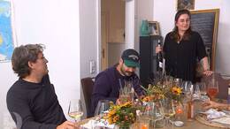 Das perfekte Dinner - Tag 1 - Sommelière Eva füllt ihre Gäste schon vor dem ersten Gang mit Wein und Spirituosen ab.