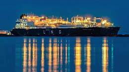 LNG-Frachtschiff nahe der Insel Rügen: Die EU inklusive Deutschland haben im großen Stil russisches Erdgas durch Fracking-Gas ersetzt.
