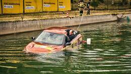 Die Seitenscheibe sollte nach Möglichkeit für den Ausstieg aus dem Fahrzeug im Wasser genutzt werden.