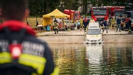Der ADAC hat in einem Versuch das Sinkverhalten von einem Elektroauto und einem Verbrenner-Pkw getestet.