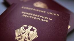 Wer einen deutschen Pass hat, kann auch noch andere haben: Eine mehrfache Staatsbürgerschaft ist möglich, verbunden damit sind Rechte und Pflichten.