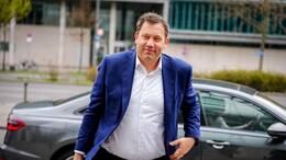 Lars Klingbeil, SPD-Fraktions- und Bundesvorsitzender, kommt am Morgen zu Beginn der Fortsetzung der Koalitionsverhandlungen von Union und SPD an der CDU-Parteizentrale, dem Konrad-Adenauer-Haus, an.