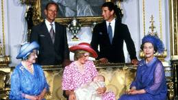 Der Schein trügt: Prinzessin Diana, hier umringt von Queen Mum (links), Queen Elizabeth II. (rechts), Prinz Philip (hinten links) und Prinz Charles (hinten rechts), war am Tag von Prinz Williams Taufe eigentlich nicht zum Lächeln zumute.