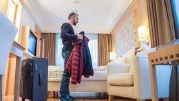 Viele Buchungsportale haben nur bestimmte Zimmerkontingente eines Hotels im Angebot. Es lohnt sich daher, den Preis direkt beim Hotel zu prüfen.