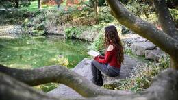 Als Alternative zum Overthinking rät die Philosophin Judith Werner zum Deepthinking: Gemeint ist Selbstreflexion. 