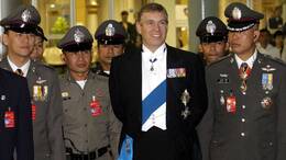 Prinz Andrew (Mitte) posiert mit thailändischen Polizeibeamten auf dem Rückweg nach Großbritannien, nachdem er an den Feierlichkeiten zum 60. Thronjubiläum des thailändischen Königs teilgenommen hatte.