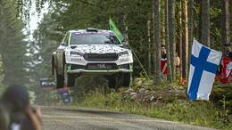 Robert Virves und sein Beifahrer Jakko Viilo (Skoda Fabia RS Rally2 des Teams Toksport WRT) meisterten die unzähligen Sprünge in Zentralfinnland und belegten den dritten Platz in der WRC2.