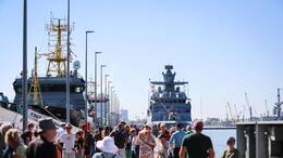 Besucher gehen zum Open Ship der Korvetten am Tag des offenen Stützpunktes im Marinestützpunkt Hohe Düne während der Hanse Sail 2022 in Rostock-Warnemünde, am 12.08.2022.