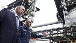 Der russische Präsident Wladimir Putin, links, besucht das Unternehmen Magnitogorsk Iron and Steel Works in Magnitogorsk, Russland.