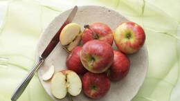 Äpfel liefern Vitamin A, B-Vitamine, Vitamin C und weitere Nährstoffe, die das Immunsystem stärken.
