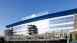 Seit 2005 leuchten die Veltins-Lettern auf dem Dach der Arena, inzwischen - seit 2016 auch mit moderner LED-Technik.