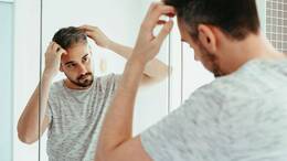 Rauchen, Alkoholkonsum, eine ungesunde Ernährung sowie Stress beschleunigen den Prozess des Ergrauens.
