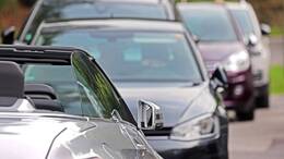 Geparkte Autos wirken wie Wärmespeicher, die Hitze aufnehmen und in die Umwelt abstrahlen.