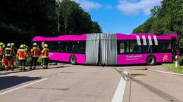 Ein Bus im Schienenersatzverkehr verunglückte auf der A24. Es gibt mindestens elf Verletzte.