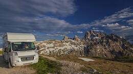 Als erste Südtiroler Gemeinde verbietet Wolkenstein das Wildcampen. Wer zukünftig verbotenerweise im Auto übernachtet, kann abgeschleppt werden. (Symbolbild)